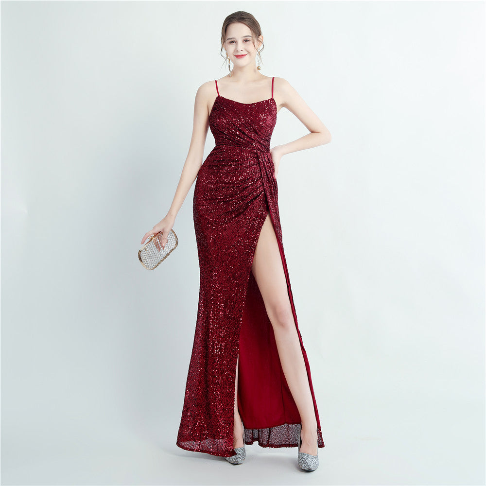Vestido de noite comprido com racha lateral plissada de lantejoulas de alta densidade
