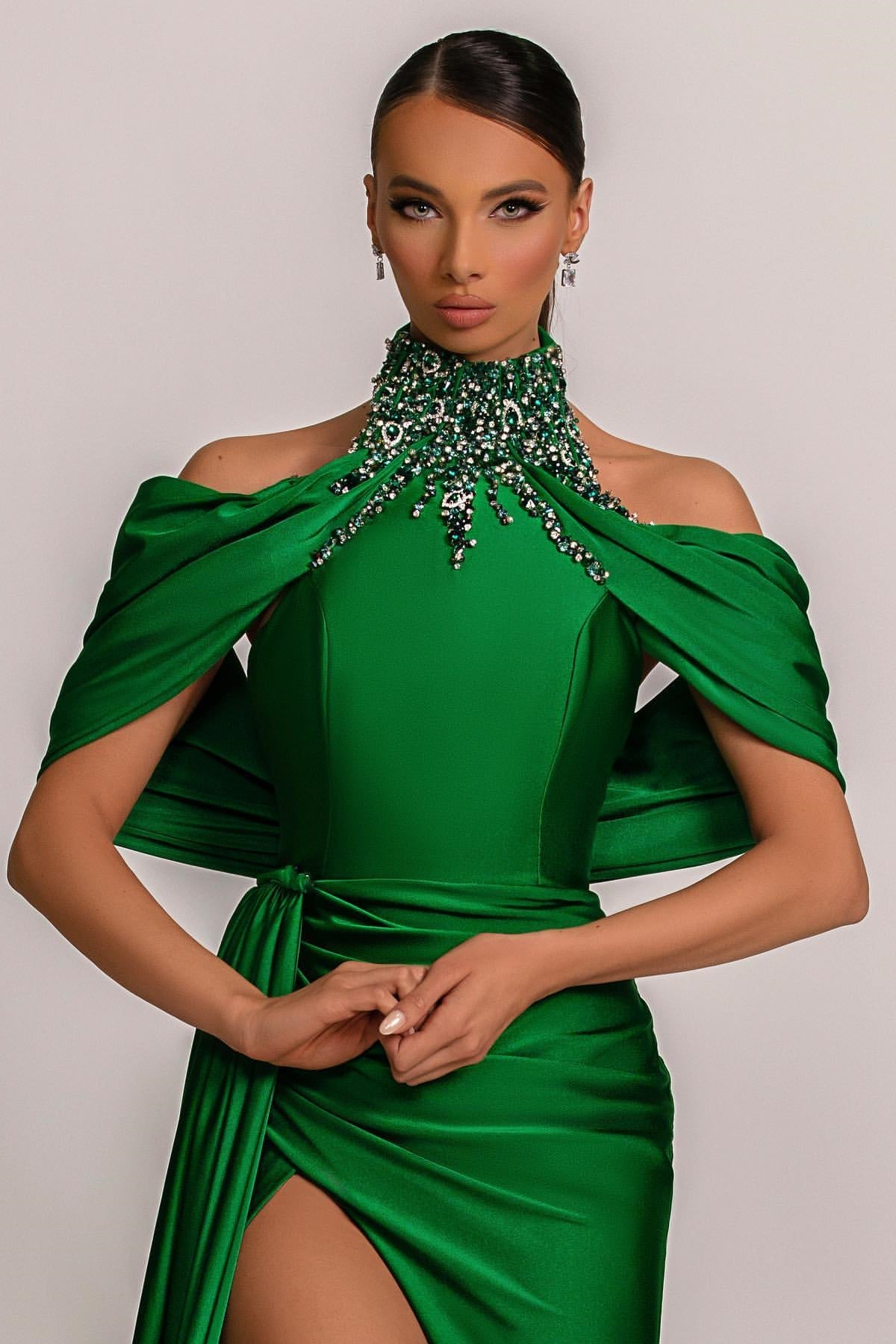 Robe de bal à col licou vert sauge avec plis élégants et détails étincelants en strass