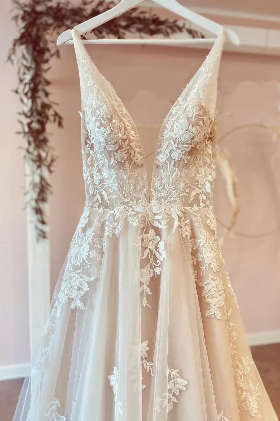 Tule até ao chão uma linha vestido de noiva com decote em V profundo e renda floral