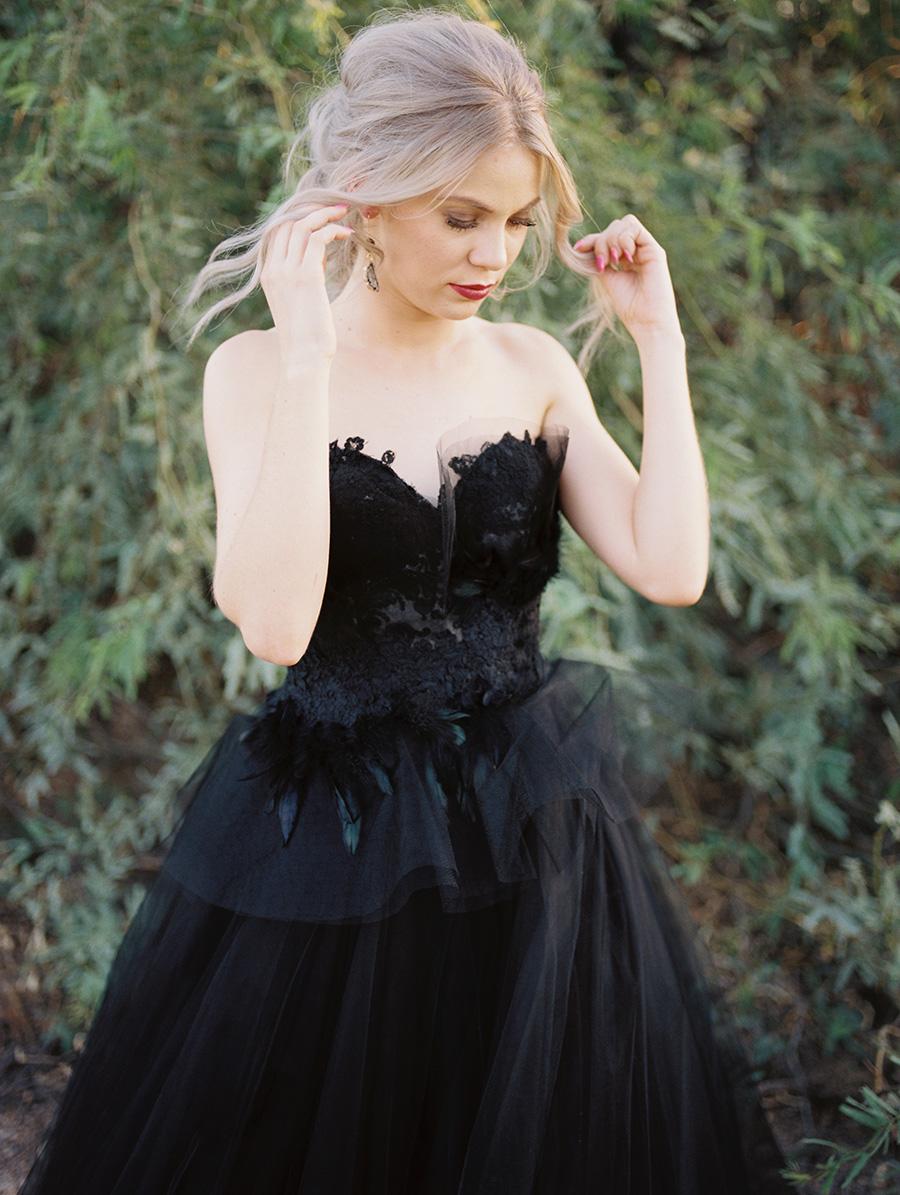 Chic Black Long Lace Tulle Open Back Wedding Dress With Sweetheart Neckline