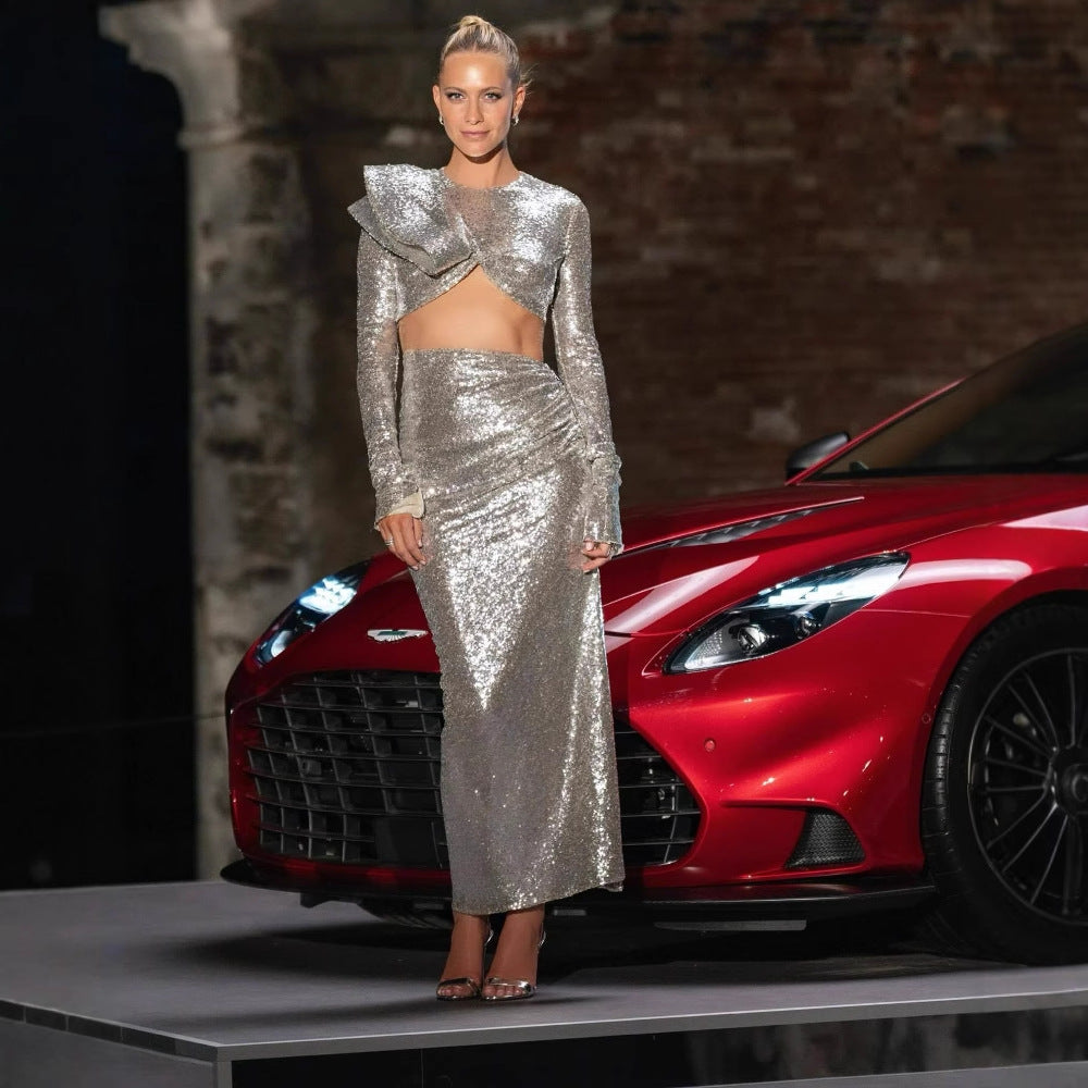 Vestido de baile com racha em malha de strass prateado