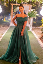 Langes, trägerloses Ballkleid in A-Linie mit einer Schulter, Schleife und Schlitz vorne