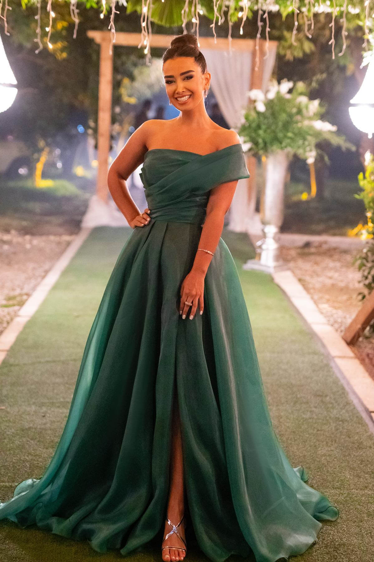Robe de bal longue A-line sans bretelles à une épaule avec nœud papillon et fente avant