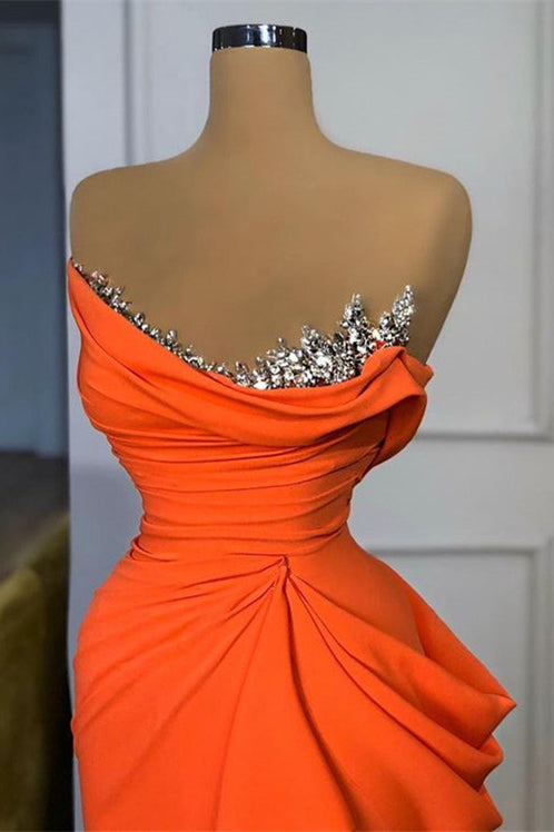 Robe longue de bal orange sirène en satin drapé sans bretelles ornée de paillettes