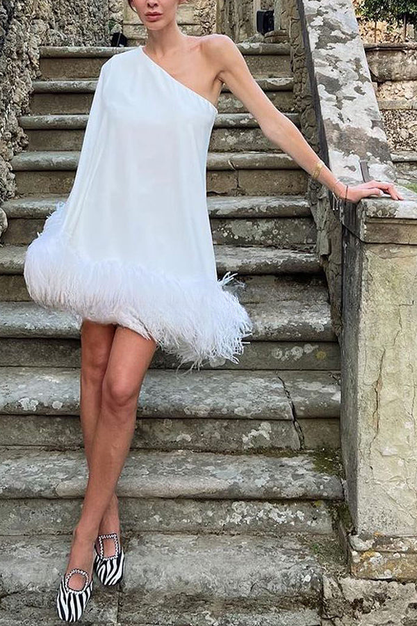 Vestito corto da festa con spalla scoperta e orlo a piume Vegas Living