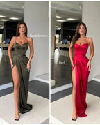 Vestido de cerimónia longo de sereia com decote coração, alças finas e sem mangas, com racha