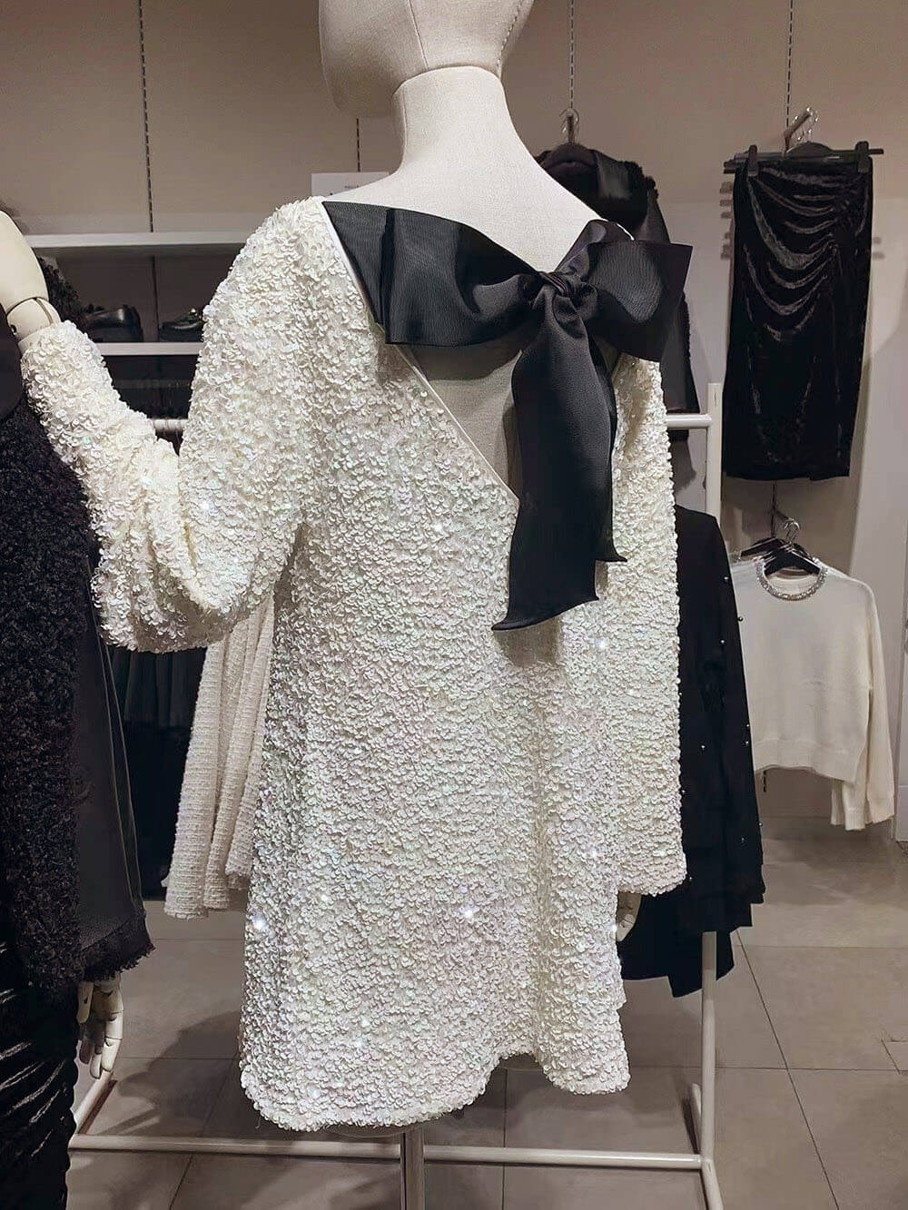 Robe à sequins nouée dans le dos