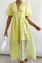 Robe mi-longue à manches ballon en tissu à motif carré d'une beauté remarquable