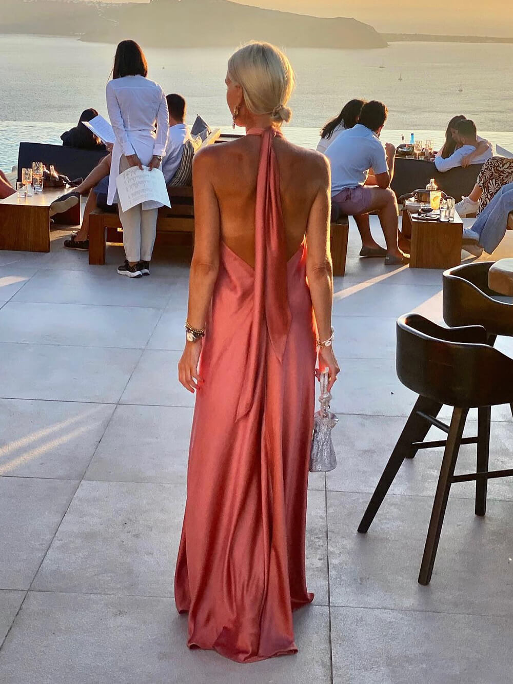 Robe d'été d'humeur satinée à col bénitier et coupe évasée