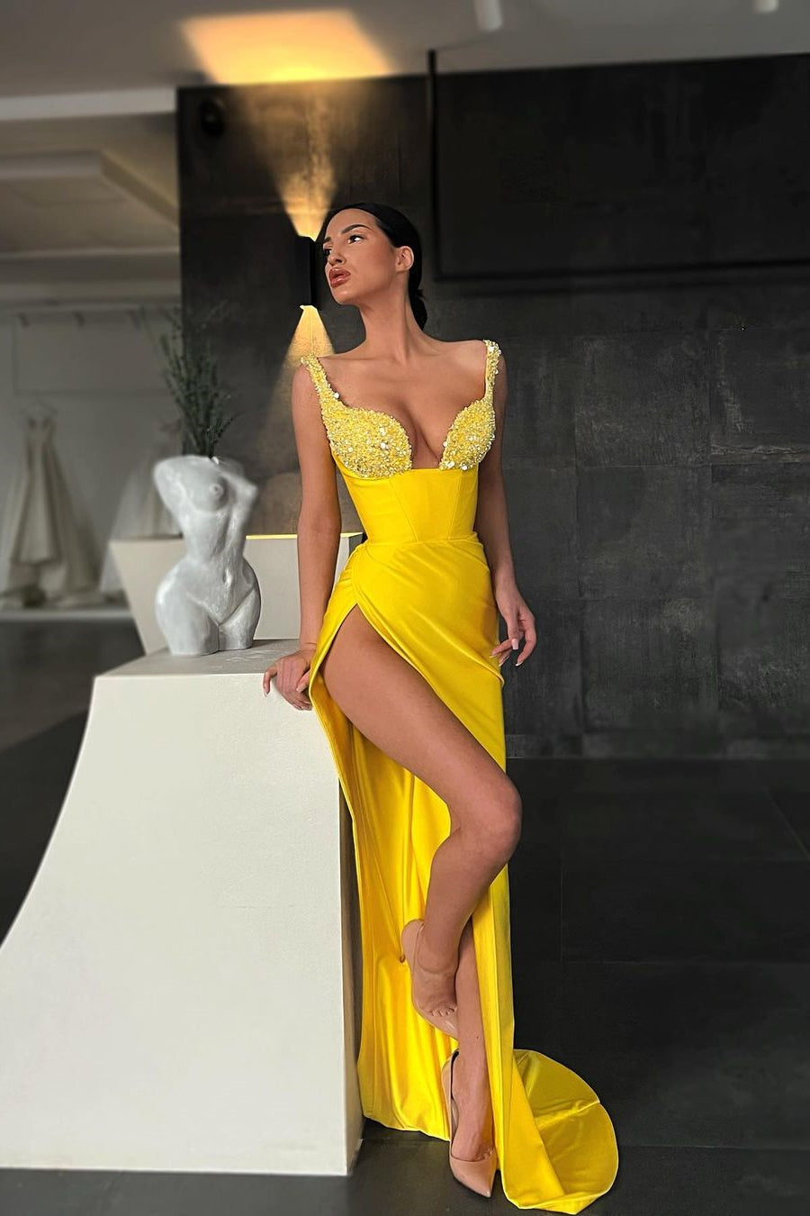 Abito da cerimonia giallo sirena con spacco e perline