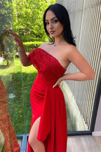 Vestido sereia com um ombro só, abertura frontal, lantejoulas e apliques de renda