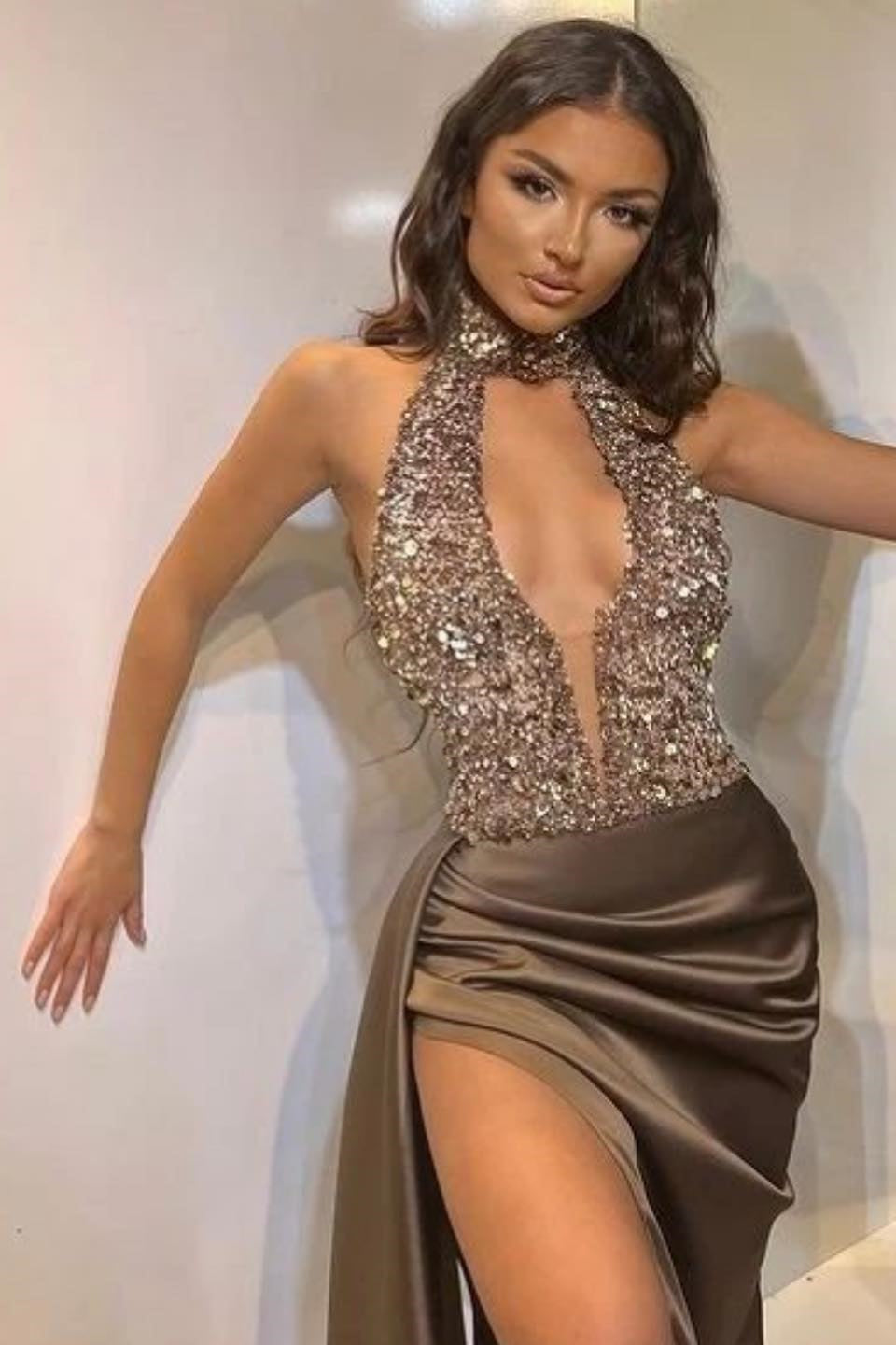 Abito da sera sirena con scollo profondo a V, paillettes e spacco frontale, con collo allacciato al collo