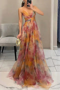 Vestido Maxi Giselle em Tule com Estampa Floral, Cintura Recortada e Abertura com Laços nas Costas