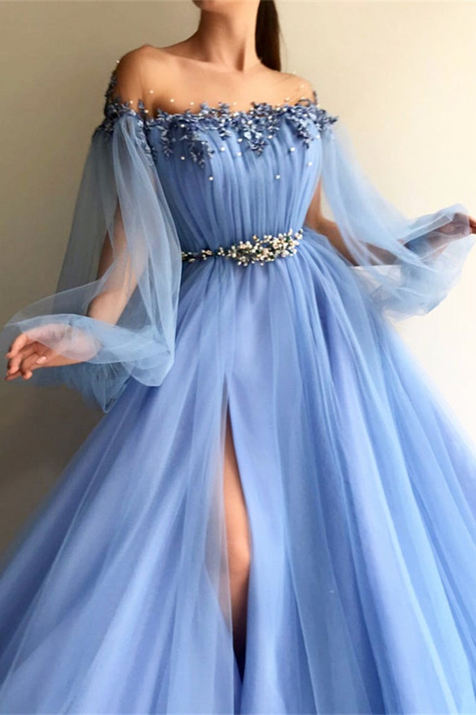 Abito da sera lungo in tulle con maniche lunghe scoperte sulle spalle, perline e spacchi