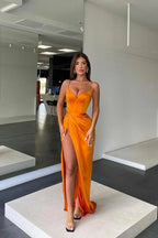Vestido de cerimónia longo de sereia com decote coração, alças finas e sem mangas, com racha