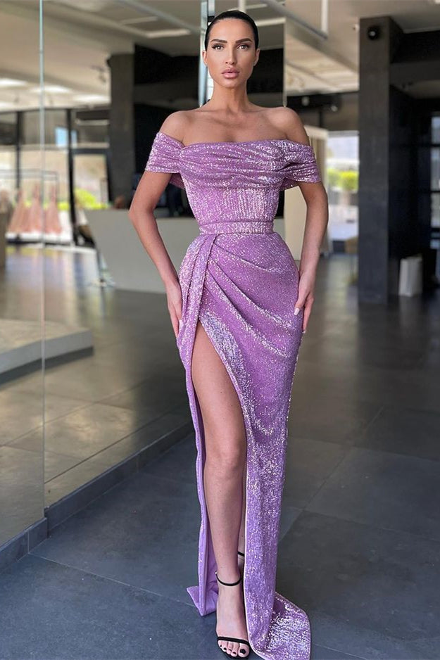 Robe de bal lilas fendue devant, épaules dénudées, ornée de paillettes