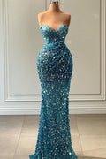 Abito da ballo azzurro chiaro con scollo a cuore senza spalline, design senza maniche e decorazioni di paillettes
