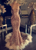 Robe longue de bal sirène à dos nu avec col halter et détails en plumes
