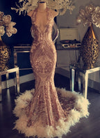 Robe longue de bal sirène à dos nu avec col halter et détails en plumes
