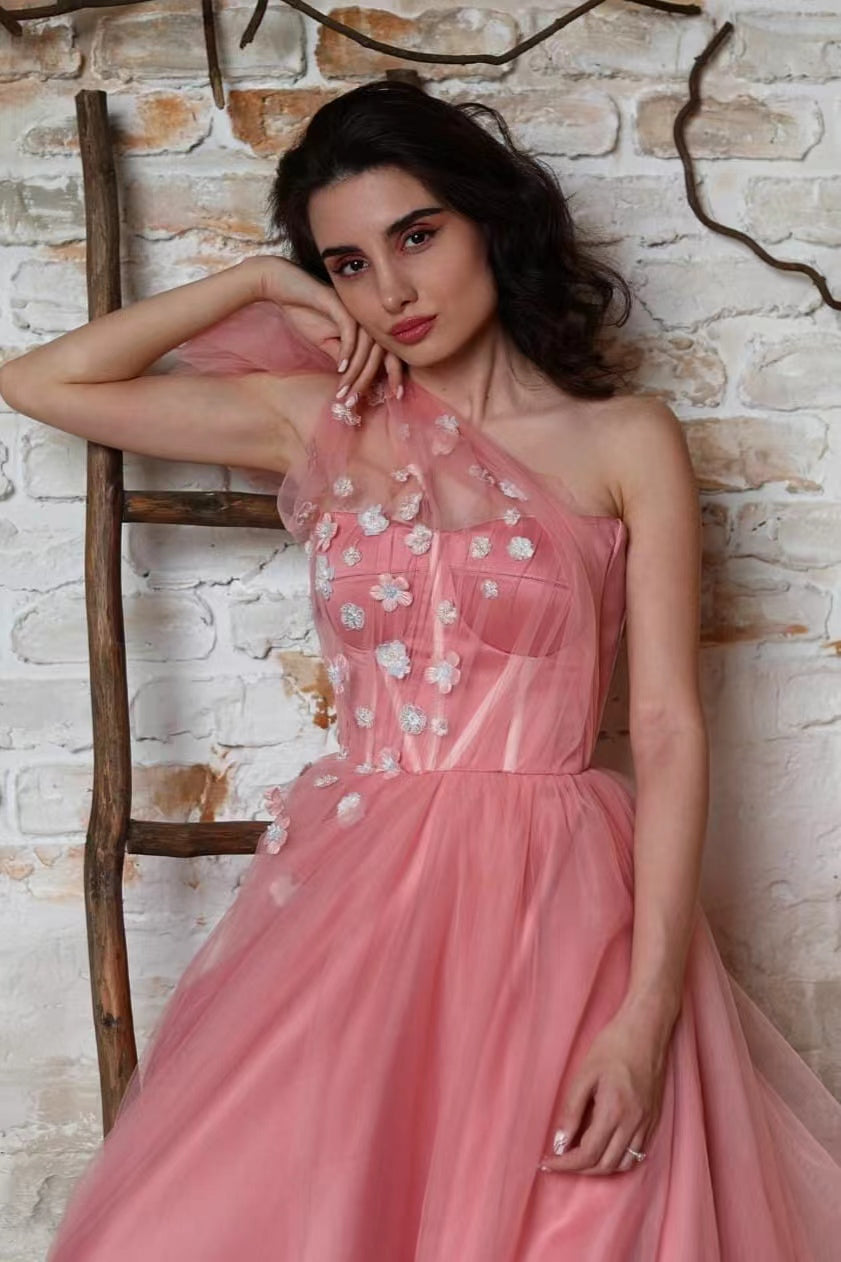 Abiti da sera lunghi a linea ad A con spalla unica in tulle mozzafiato