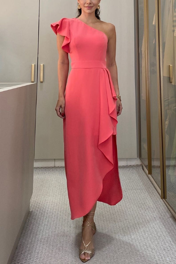 Modern Muse – Maxikleid mit One-Shoulder-Träger, Rüschenärmeln und unregelmäßigem Schlitz 