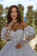 Abito da sposa elegante a linea ad A con applicazioni in pizzo, scollo a cuore e tulle, maniche lunghe