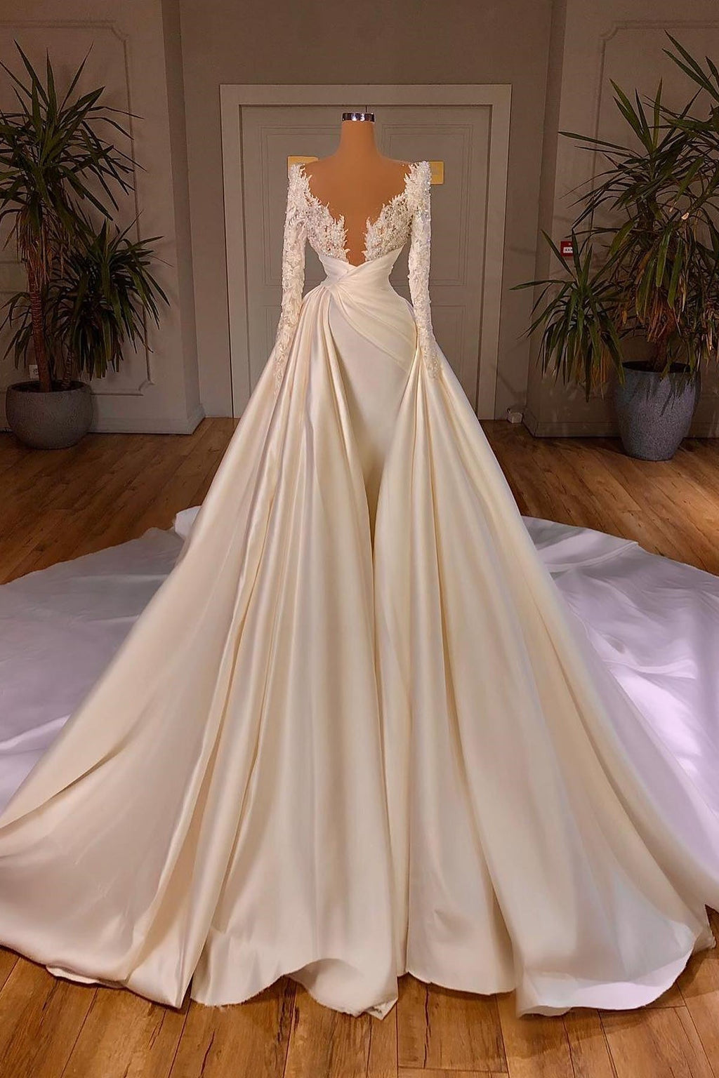 Vestido de Noiva Longo Elegante em Linha A com Decote em V Catedral e Mangas Compridas