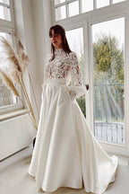Elegantes A-Linien-Brautkleid mit hohem Halsausschnitt und langen Ärmeln aus Satinspitze