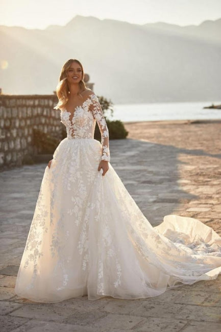 Robes de mariée élégantes en ligne A avec appliques en dentelle et manches