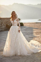 Robes de mariée élégantes en ligne A avec appliques en dentelle et manches