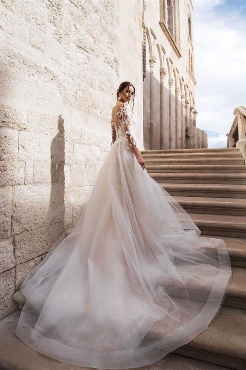 Abito da sposa elegante a linea ad A con maniche lunghe in pizzo e strascico staccabile