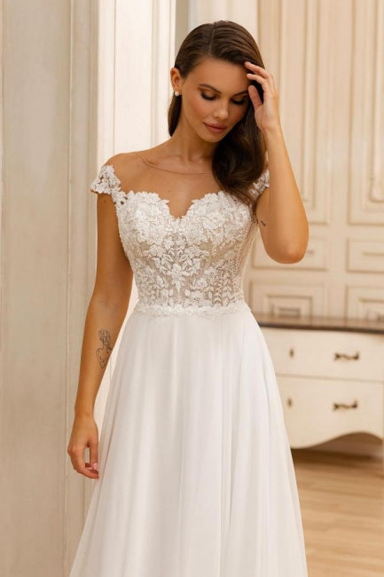 Elegante abito da sposa bianco senza maniche a linea ad A con scollo a cuore, pizzo, applicazioni e balze