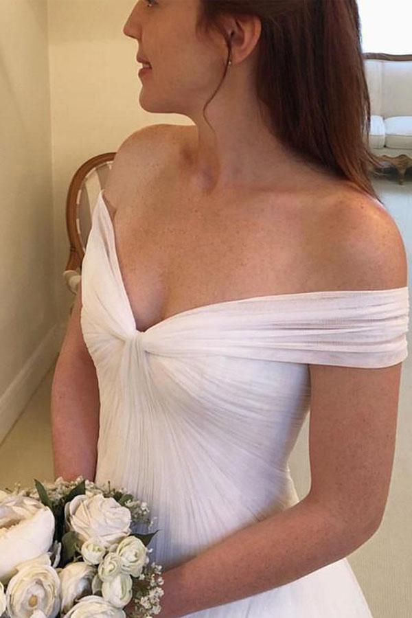 Elegante vestido de novia largo de tul color marfil con hombros descubiertos y corte A