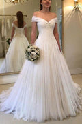 Elegante vestido de novia largo de tul color marfil con hombros descubiertos y corte A