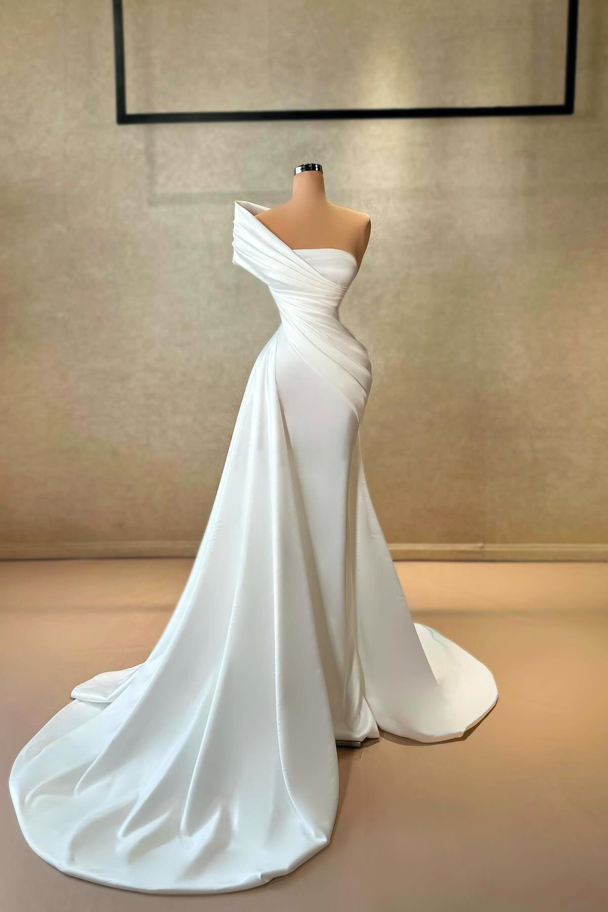 Elegante abito lungo da sera bianco a linea ad A, monospalla con manica corta a volant, in raso con strascico