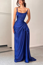 Elegante abito da sera blu oceano in raso, senza maniche, con scollo quadrato e balze a linea ad A
