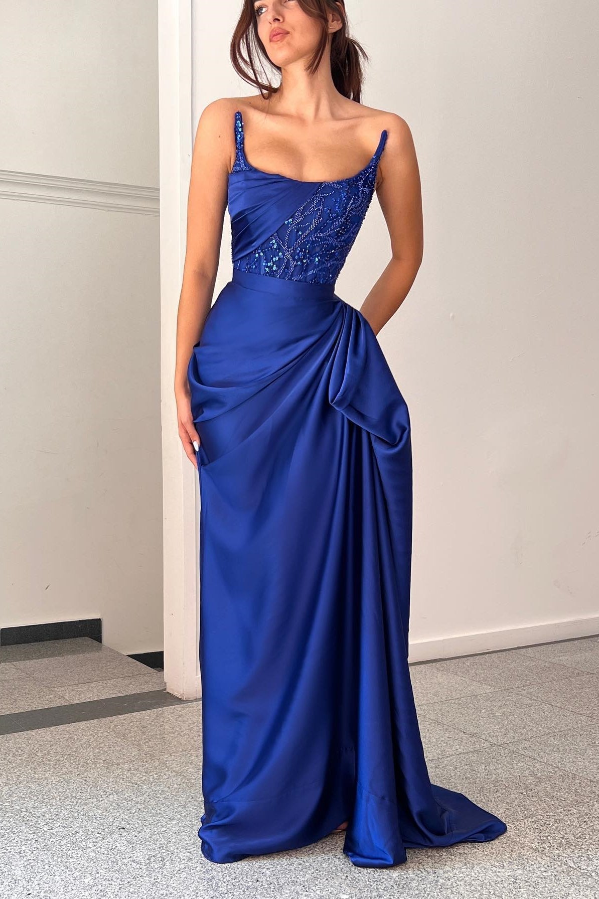 Elegante abito da sera blu oceano in raso, senza maniche, con scollo quadrato e balze a linea ad A