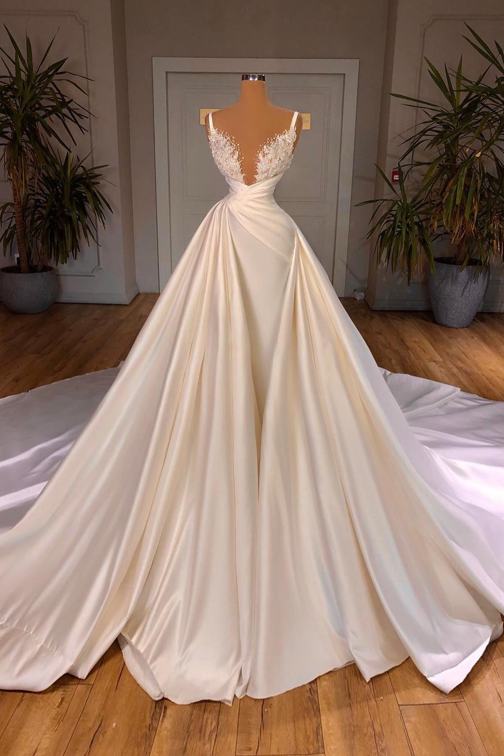 Elegante abito da sposa lungo a linea ad A, senza maniche, con spalline sottili a spaghetti, scollo a V a cattedrale
