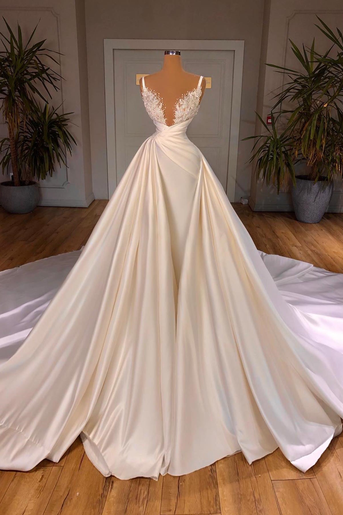 Elegante abito da sposa lungo a linea ad A, senza maniche, con spalline sottili a spaghetti, scollo a V a cattedrale