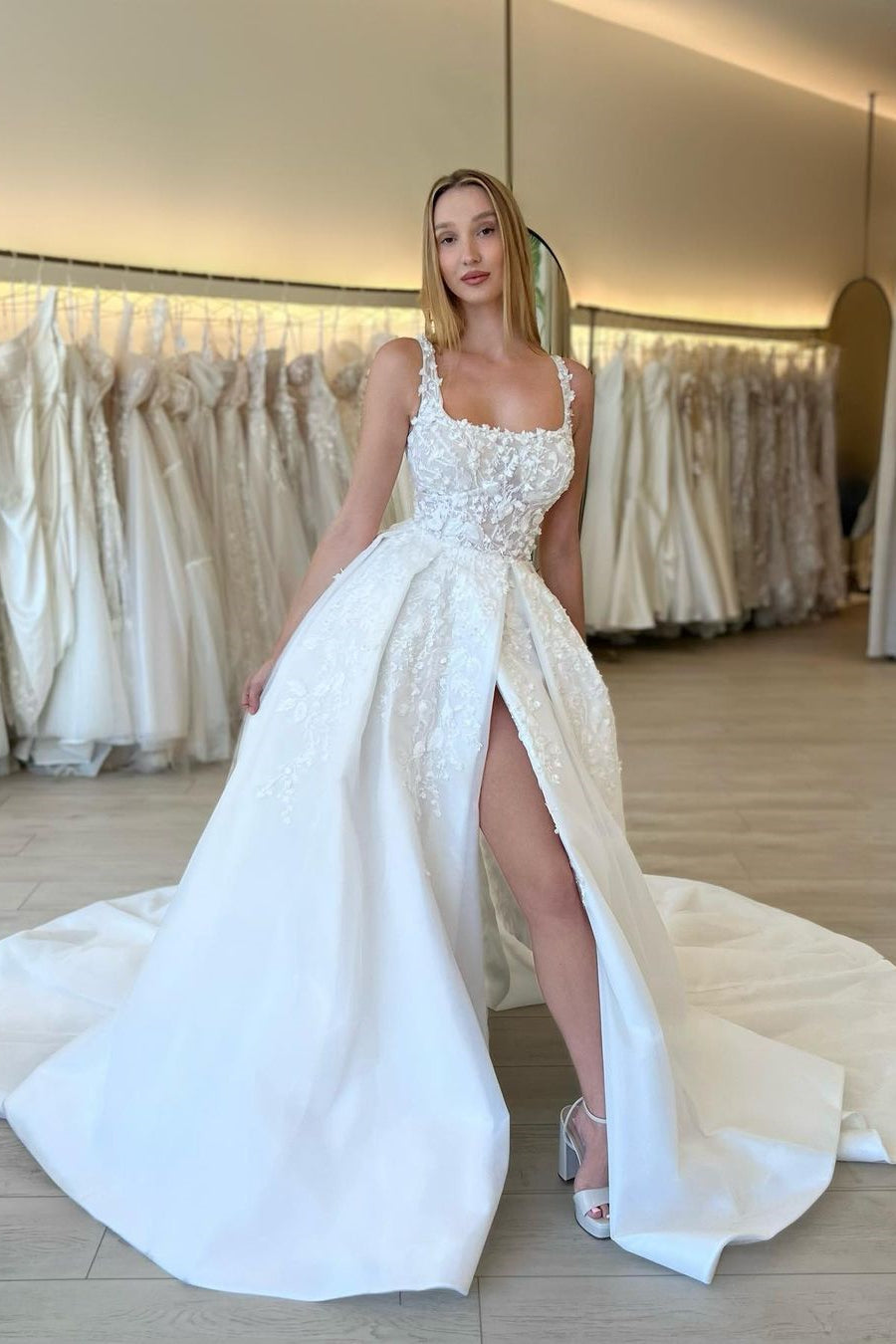 Elegantes A-Linie Träger Blumen Ärmelloses Spitzen Brautkleid mit Schlitz