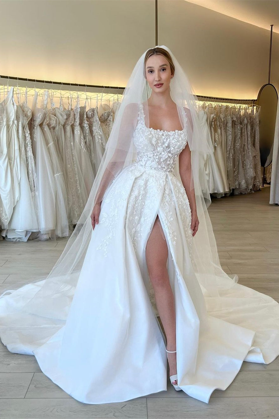 Elegantes A-Linie Träger Blumen Ärmelloses Spitzen Brautkleid mit Schlitz