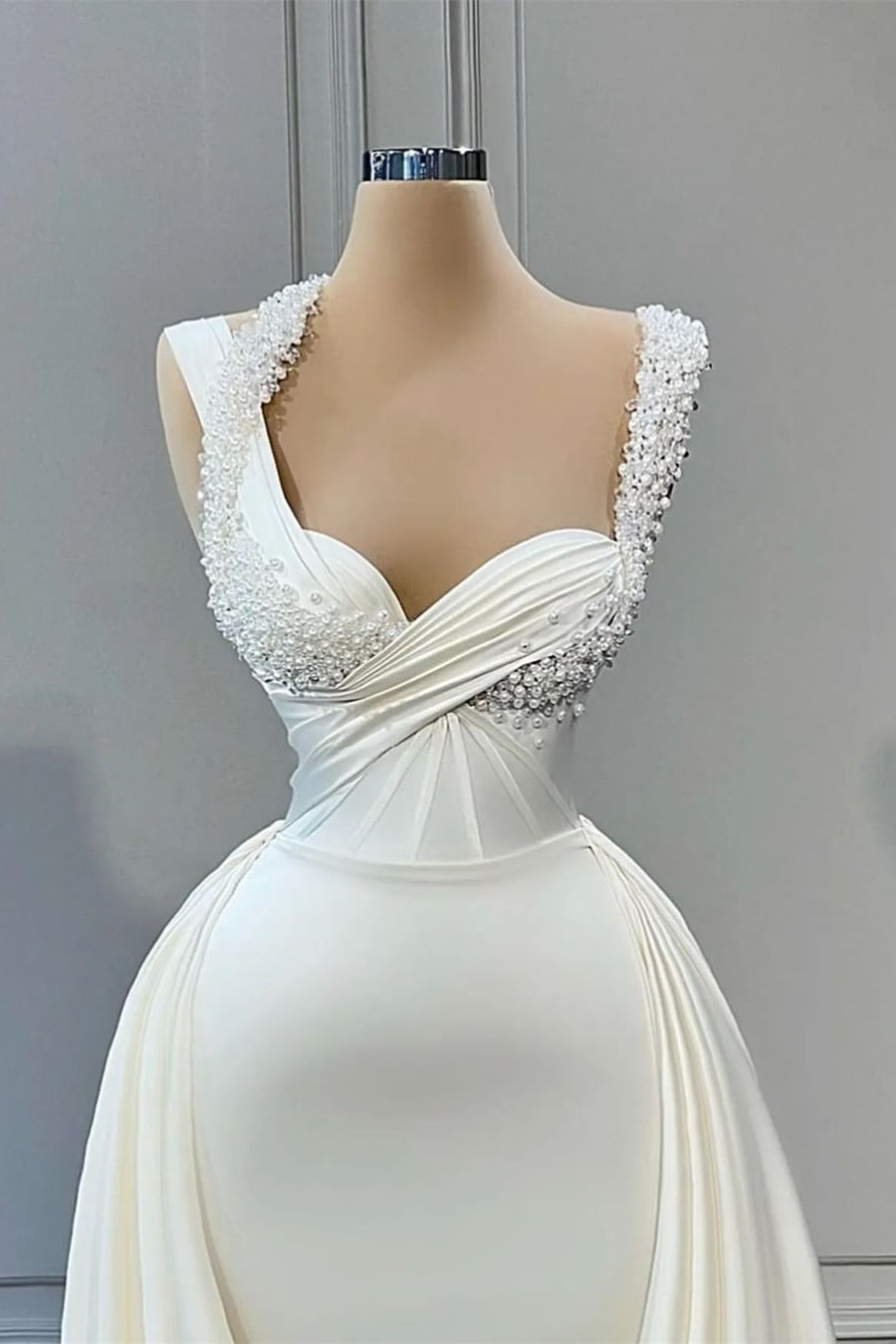 Elegante abito da sposa senza maniche a linea ad A con scollo a cuore e perline