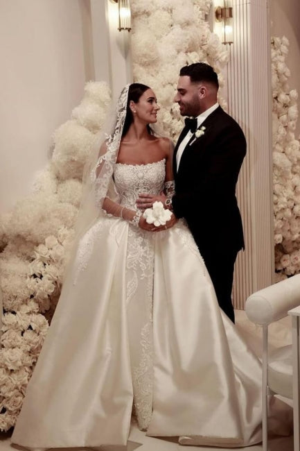Robe de mariée blanche élégante en tulle, ligne A, décolleté arrondi, sans manches, ornée d'appliques