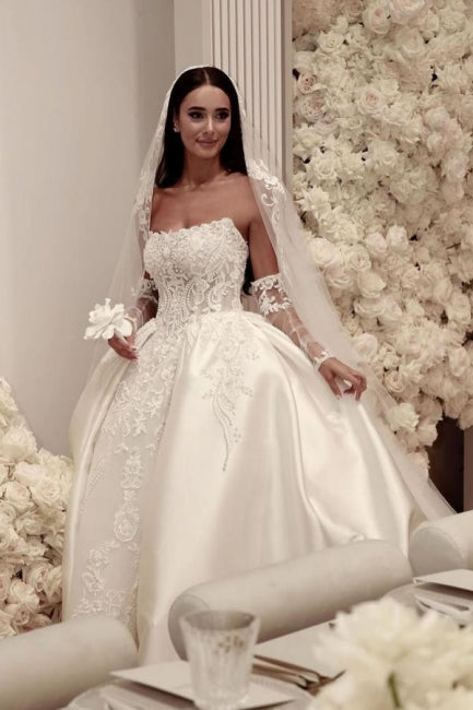 Robe de mariée blanche élégante en tulle, ligne A, décolleté arrondi, sans manches, ornée d'appliques