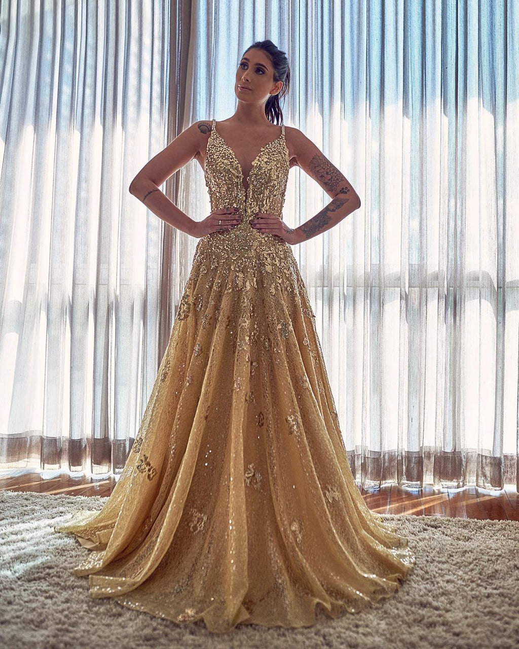Robe de bal longue élégante en dentelle avec appliques, sequins, en ligne A et col en V