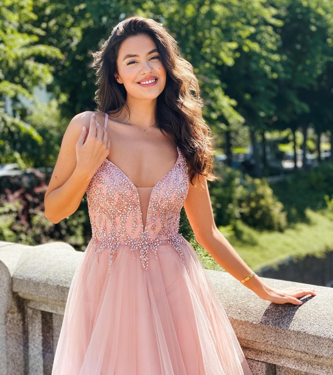 Robe de bal longue en tulle perlée, décolleté en V, coupe évasée élégante, dos nu