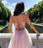 Robe de bal longue en tulle perlée, décolleté en V, coupe évasée élégante, dos nu