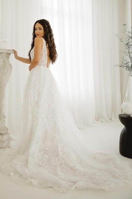 Robes de mariée élégantes en ligne A, sans manches, à col en V, avec dentelle