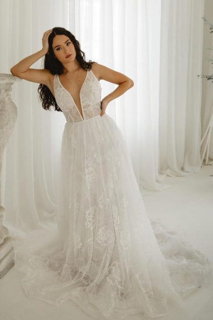 Robes de mariée élégantes en ligne A, sans manches, à col en V, avec dentelle