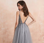 Robe de bal élégante en tulle à perles, coupe évasée, col en V, dos ouvert avec fente